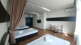 Курортные отели Оздоровительный Центр Кросс Ереван Трехместный номер с балконом-2