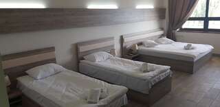 Курортные отели Оздоровительный Центр Кросс Ереван Семейный номер с видом на горы-1