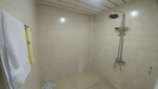 Курортные отели Оздоровительный Центр Кросс Ереван Трехместный номер с балконом-4